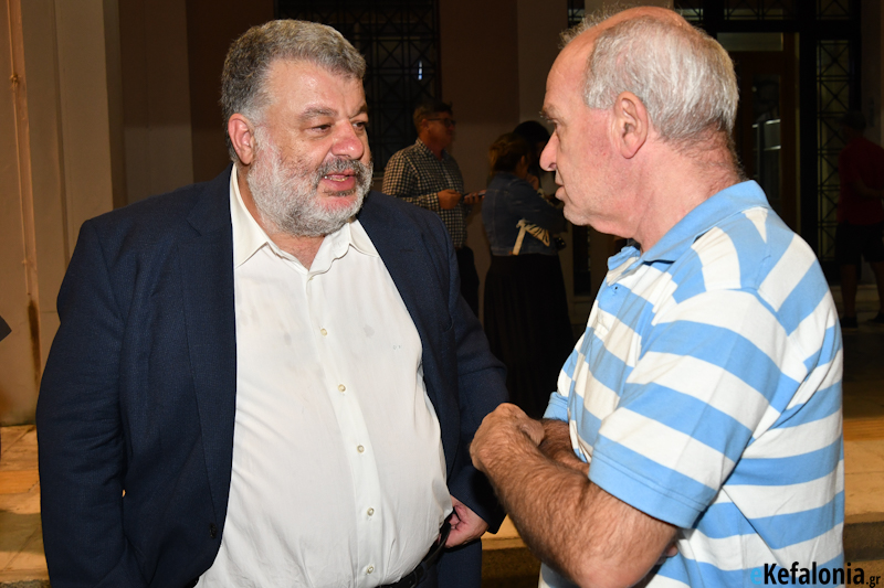 Θεόφιλος για όσα μαγαζιά κλείνουν το χειμώνα στην πλατεία: Εξετάζουμε τη μείωση του κοινόχρηστου χώρου