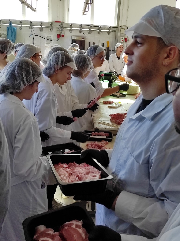 Ξενάγηση φοιτητών του Τμήματος «Επιστήμης και Τεχνολογίας Τροφίμων» σε βιοτεχνία κρεάτων [εικόνες]