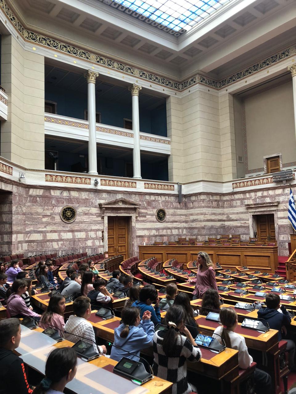 Υποδοχή και ξενάγηση των μαθητών των Δημοτικών Σχολείων Πόρου, Σάμης, Πυλάρου και Μακρυώτικων στη Βουλή των Ελλήνων [εικόνες]
