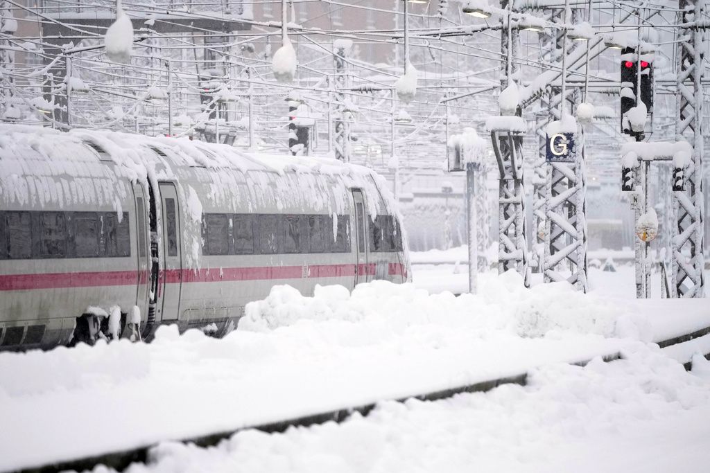 Γερμανία: Πάγωσε το Μόναχο με χιονόπτωση – ρεκόρ, μπλακ άουτ στις συγκοινωνίες – «Μείνετε σπίτι!»