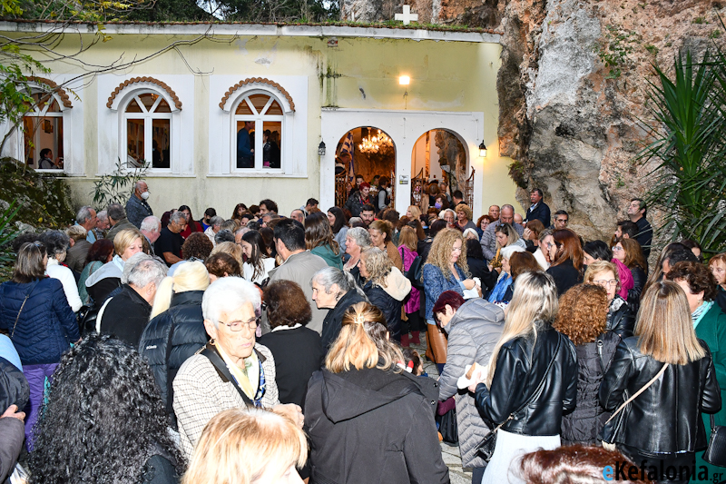 Γιορτάζει το εκκλησάκι της Αγίας Βαρβάρας στα Προκοπάτα -Κατάνυξη μέσα σε 40 καρέ