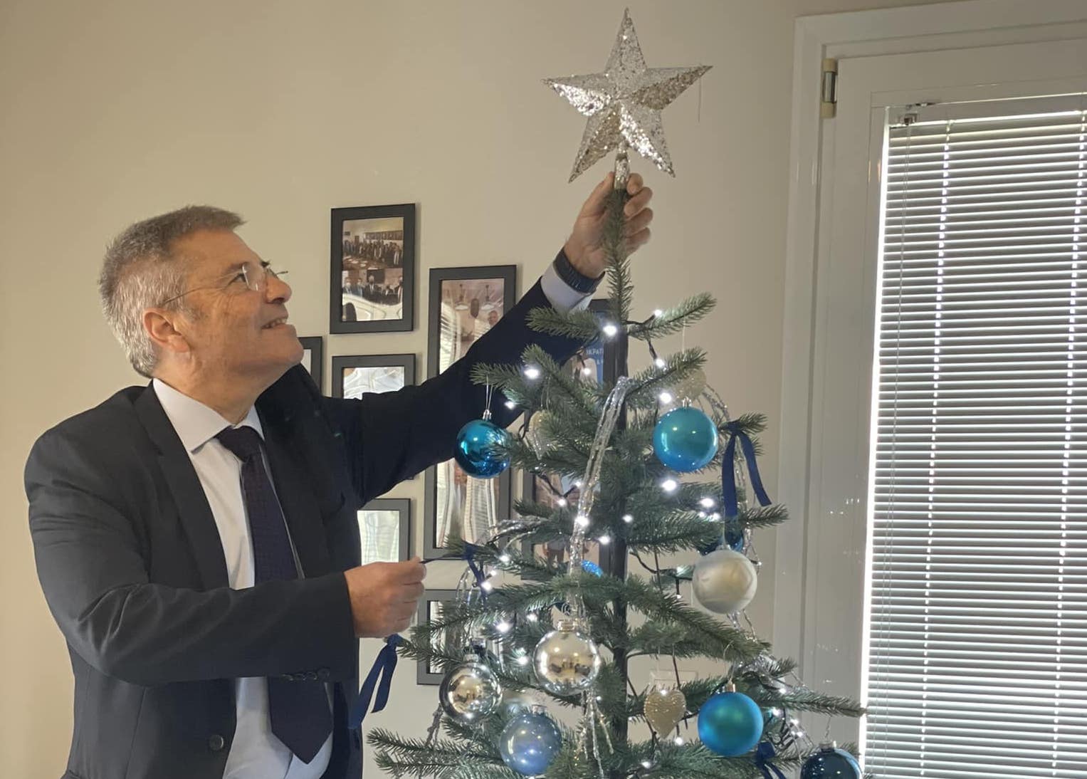 Καππάτος: Στόλισε το χριστουγεννιάτικο δένδρο με τους συνεργάτες του -Οι ευχές του για τις γιορτές [εικόνες]