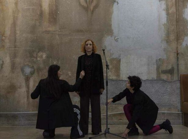 Πρόσκληση στην θεατρική παράσταση “Ουρανός κατακόκκινος” στο Δημοτικό Θέατρο Αργοστολίου