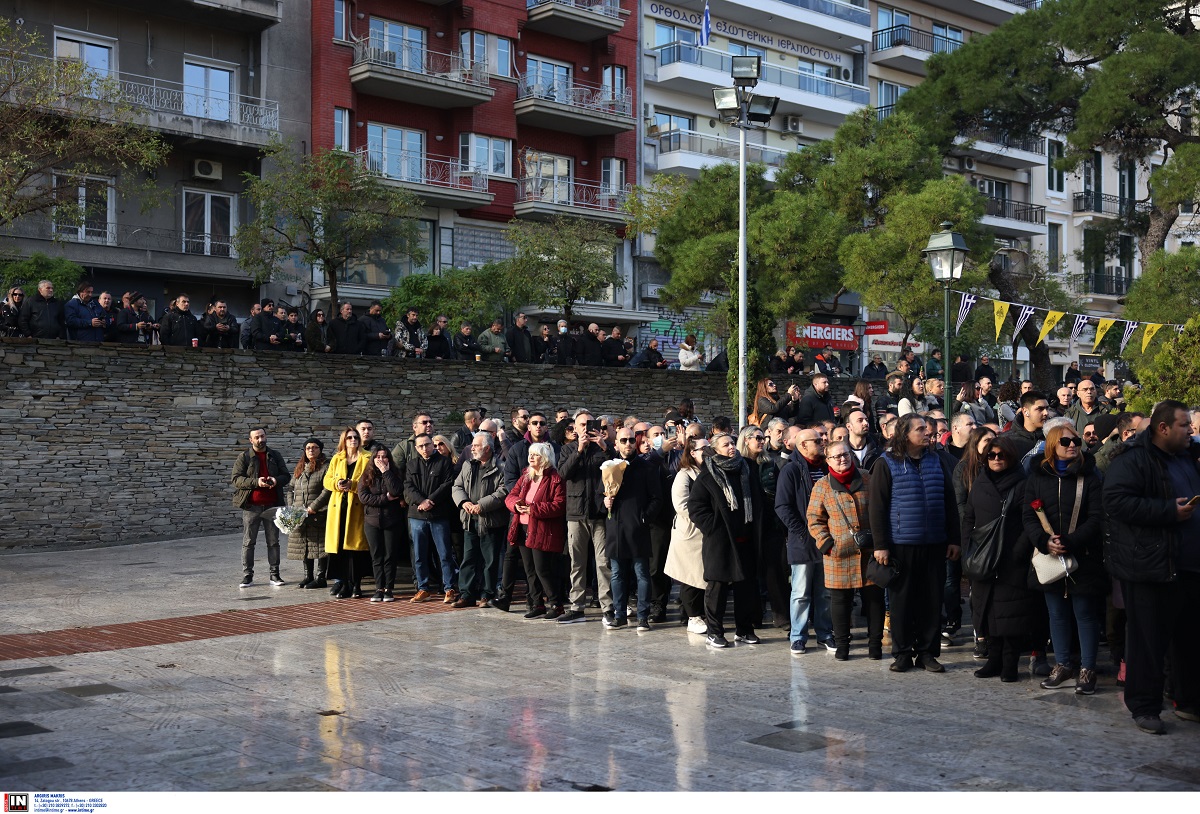 Θεσσαλονίκη: O κόσμος αποχαιρετά τον Βασίλη Καρρά – Σε λαϊκό προσκύνημα η σορός του