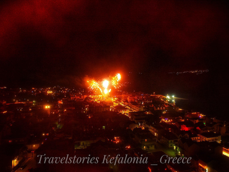 Πρωτοχρονιά: Η νύχτα έγινε μέρα απο τα πυροτεχνήματα στο Αργοστόλι -Εντυπωσιακό βίντεο