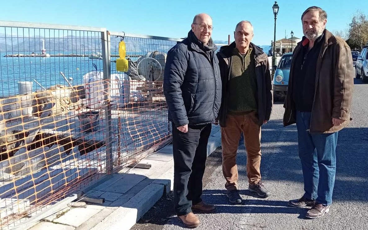 Συνάντηση του Αντιπεριφερειάρχη Τεχνικών Έργων Γιώργου Μάμαλου με τον ανάδοχο του έργο για την αποκατάσταση του τοιχίου της παραλιακής της Γαρίτσας