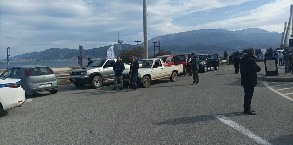Γέφυρα Ρίου: Συγκέντρωση αγροτών στα διόδια –Μικρής έντασης επεισόδιο μεταξύ αγροτών και αστυνομίας