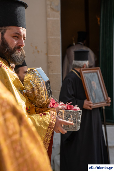 Μια ιδιαίτερη στιγμή στην Λιτανεία του Αγ. Χαραλάμπους, η στάση στο κελί του Παναγή Μπασιά -Ένα έθιμο που τηρείται χρόνια στο Ληξούρι [εικόνες]