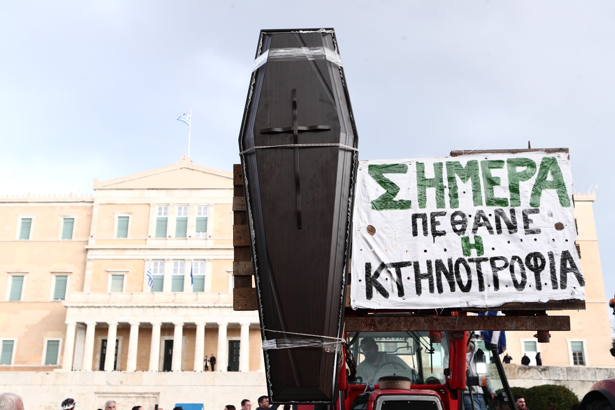 Πλημμύρισαν το Σύνταγμα τα τρακτέρ – Σε εξέλιξη το μεγάλο συλλαλητήριο των αγροτών