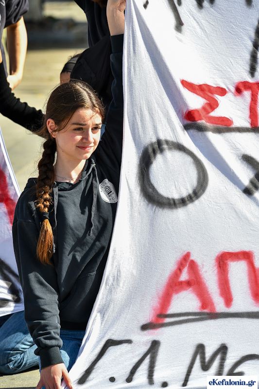 Ποτέ Ξανά: Δυναμική απεργιακή κινητοποίηση στo Αργοστόλι ένα χρόνο μετά την τραγωδία των Τεμπών [εικόνες]