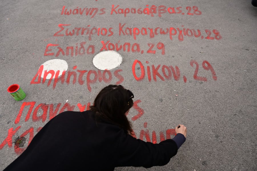 Τέμπη: Τα ονόματα των 57 νεκρών στο μνημείο του Αγνώστου Στρατιώτη με κόκκινη μπογιά