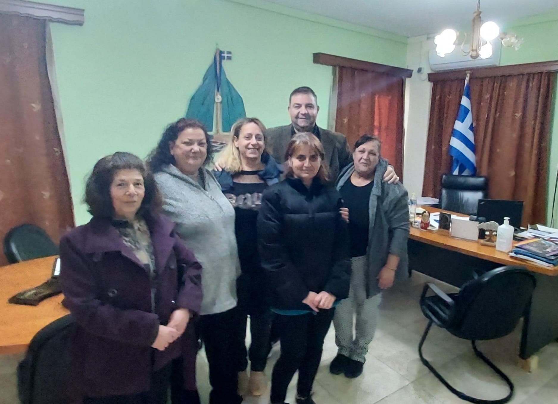 Του Αγίου Βαλεντίνου σήμερα και το γραφείο του Κατσιβέλη γέμισε γυναίκες [εικόνες]