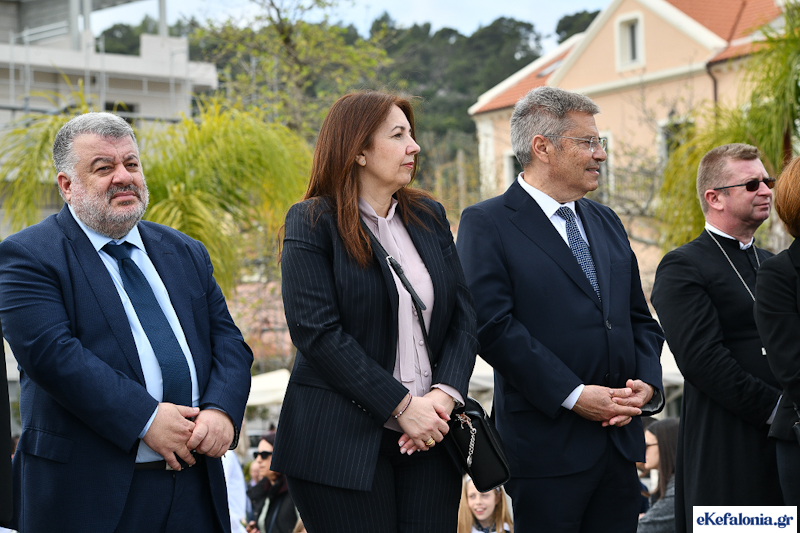 25η Μαρτίου: Εντυπωσίασε η μεγάλη μαθητική παρέλαση στο Αργοστόλι [εικόνες +βίντεο]