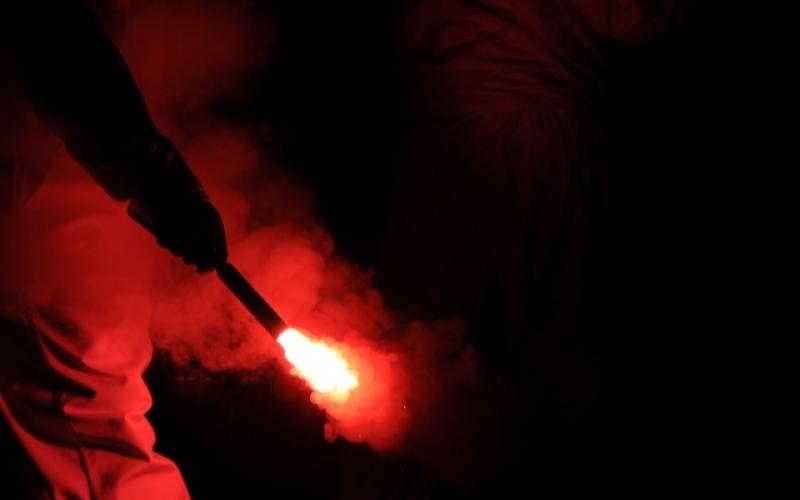 Aπίστευτο περιστατικό: Σε “πεδίο μάχης” με δεκάδες βεγγαλικά μετατράπηκε η κεντρική πλατεία Αργοστολίου