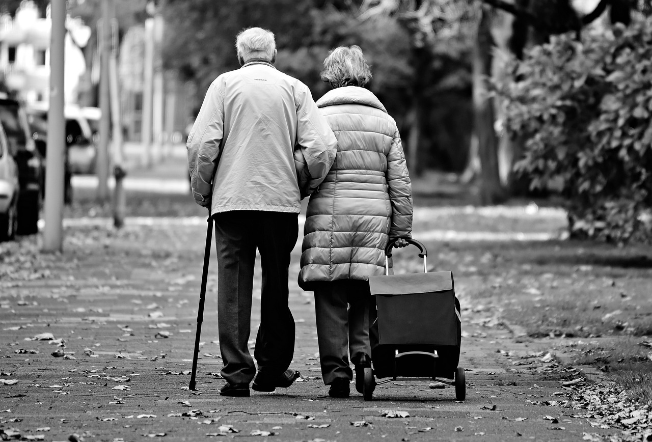 Eurostat: Οι γυναίκες στην ζουν πεντέμισι χρόνια περισσότερο από τους άνδρες – Πόσο είναι το προσδόκιμο ζωής στην ΕΕ