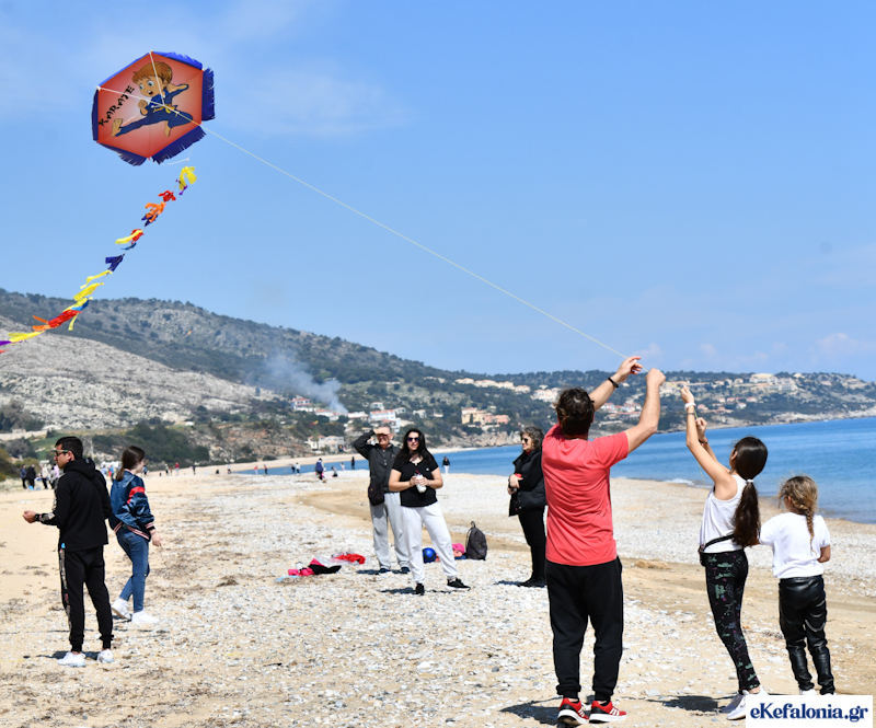 Καθαρά Δευτέρα: Γέμισε με χαρταετούς ο ουρανός πάνω από την Σκάλα [εικόνες]