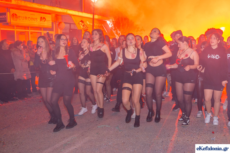 Ο κακός χαμός στο Ληξούρι -Δεκάδες καρναβαλιστές έκαναν τη νύχτα -μέρα στην μεγάλη νυχτερινή παρέλαση [εικόνες +βίντεο]