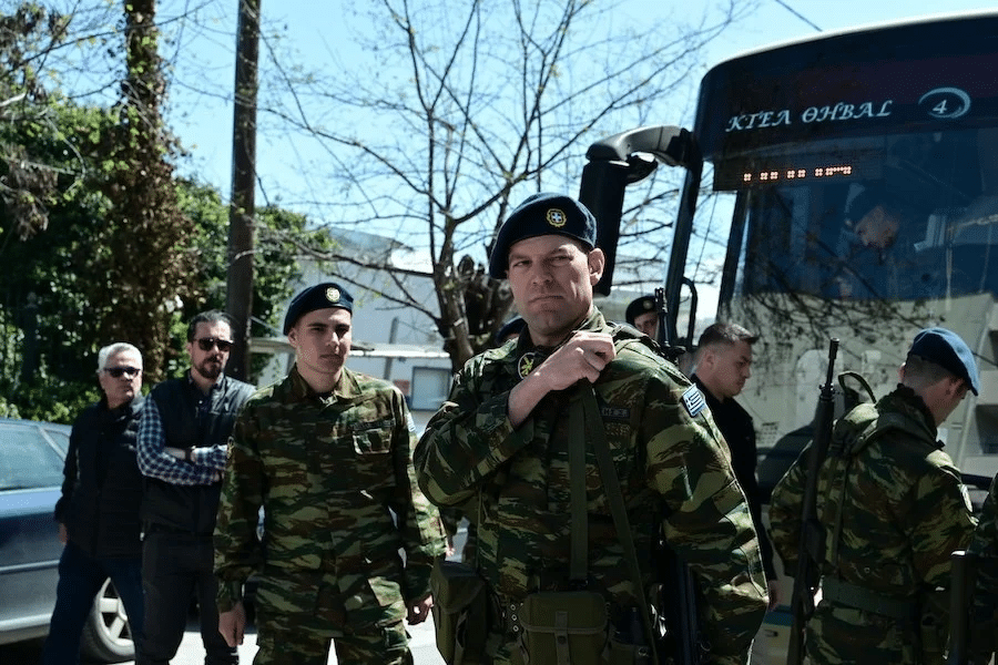 Περήφανος Έλληνας ο Κασσελάκης: Παρελαύνει στη Θήβα φορώντας τα «χακί» [εικόνες]
