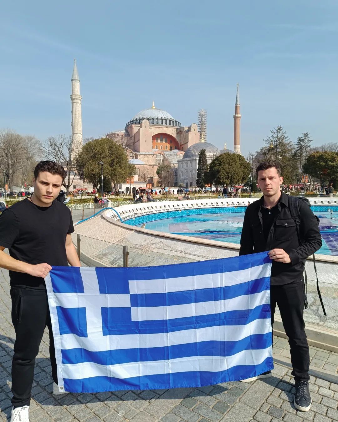 Σάλος με Έλληνα που άνοιξε την ελληνική σημαία μέσα στην Αγιά Σοφιά [εικόνες]