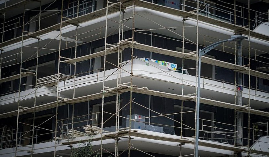 Στον αέρα εκατοντάδες οικοδομικές άδειες – Τρέχουν να προλάβουν οι ιδιοκτήτες