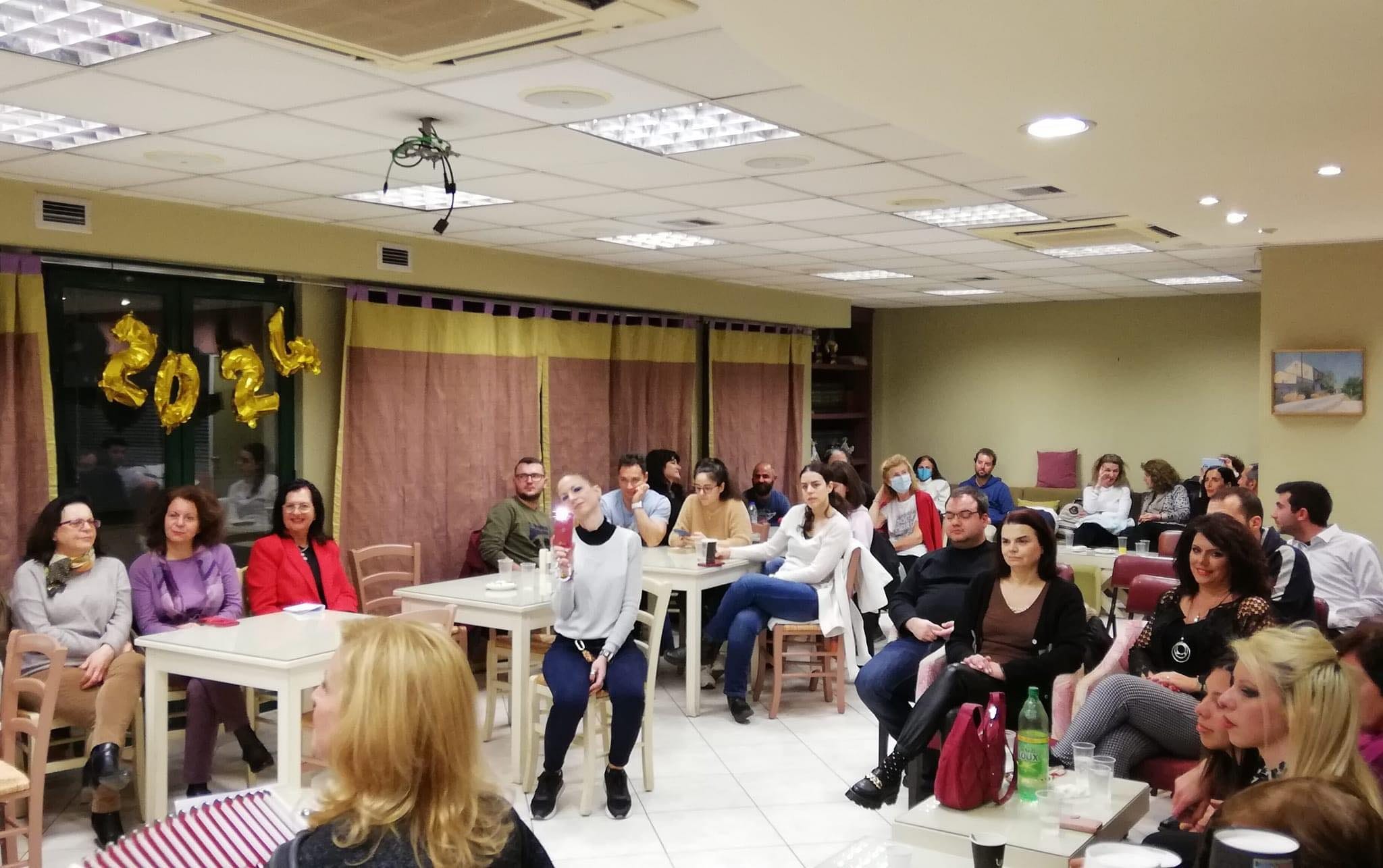 Τι θέλει ανάμεσα σε τόσες γυναίκες ο Ορέστης Καππάτος [εικόνες]