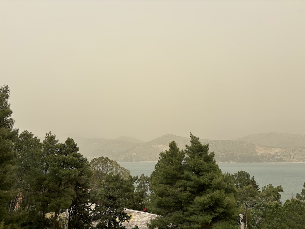 Aφρικανική σκόνη: Αποπνικτική η ατμόσφαιρα σε όλη την Κεφαλονιά [εικόνες +βίντεο]