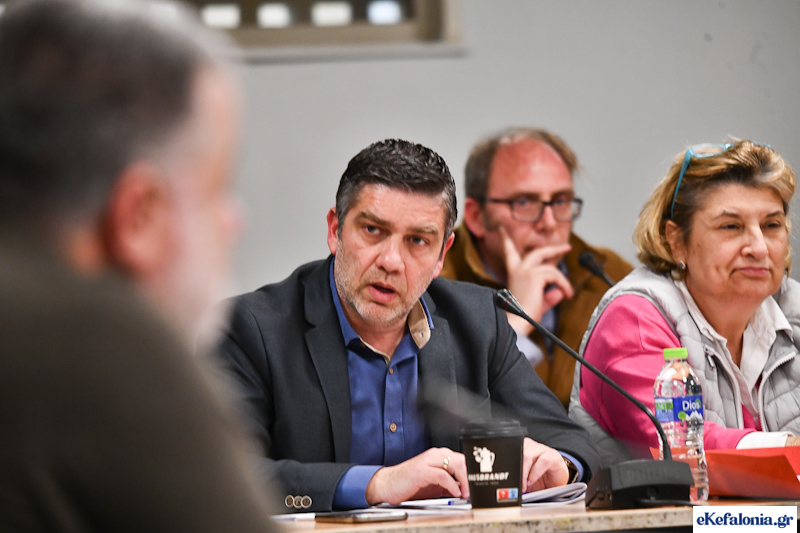 Ισχυρή Κεφαλονιά: Δεν έδωσε απαντήσεις ο κ. Μιχαλάτος για τις απευθείας αναθέσεις 742 χιλ