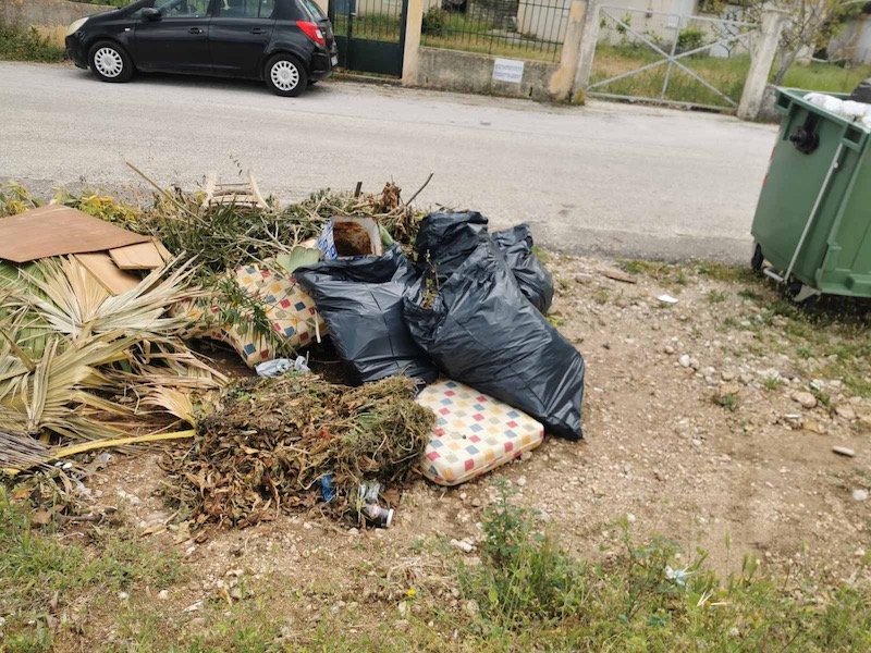Λίγο πριν το Πάσχα σκουπιδότοπος η παραλιακή του Πόρου [εικόνες]