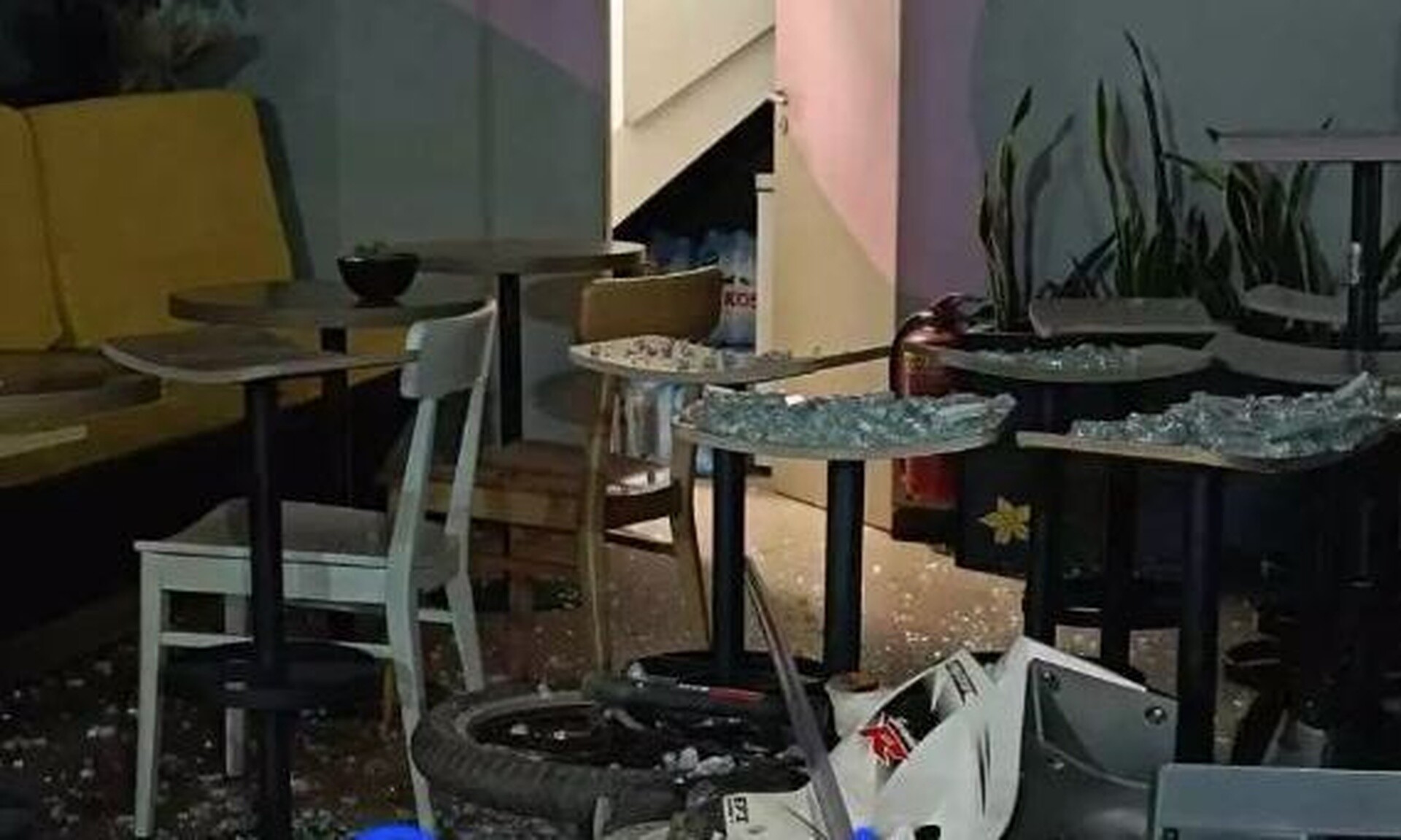 Πάτρα: Ντελιβεράς έπεσε πάνω στην τζαμαρία καφετέριας – Μεταφέρθηκε στο νοσοκομείο