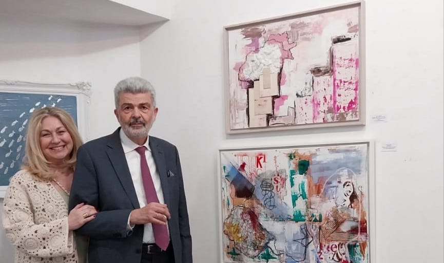 Στην εικαστική έκθεση της συζύγου του ο Ναπολέων Μαραβέγιας [εικόνα]
