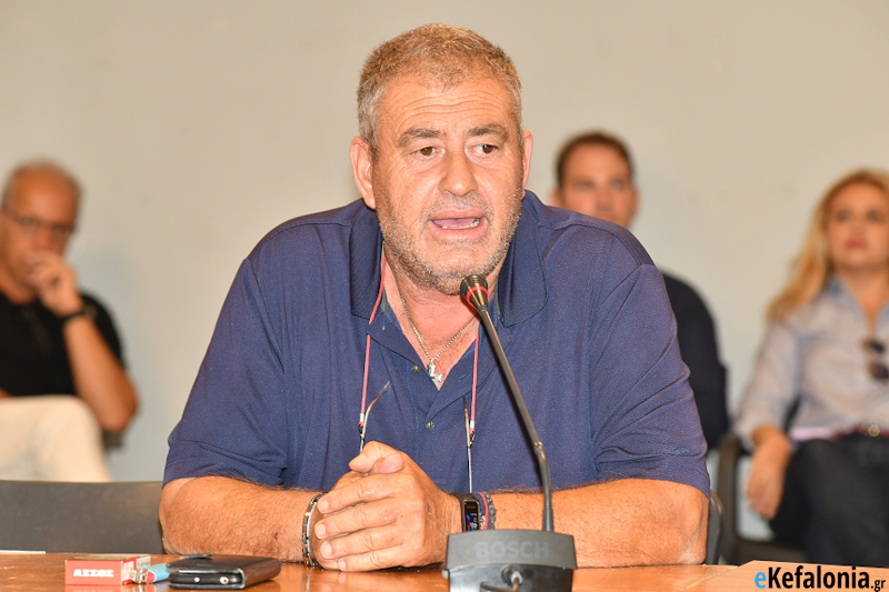 «Κεραυνοί» Βλάχου για την έπαρση της παλαιστινιακής σημαίας στο δημαρχείο –Βαρύτατες αιχμές κατά Θεόφιλου