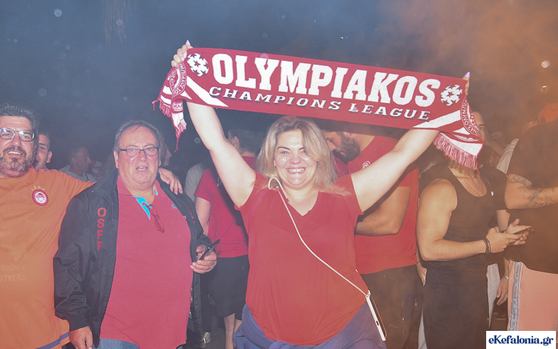 «Κόκκινος σεισμός» στο Αργοστόλι  Ξέφρενοι πανηγυρισμοί για το τρόπαιο στον Ολυμπιακό [εικόνες]