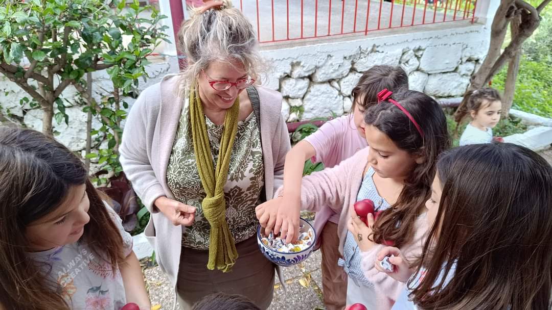 Με μεγάλη συμμετοχή παιδιών το κυνήγι των Πασχαλινών Αυγών στον Πόρο  Έκπληξη ο γιγάντιος λαγός [εικόνες+βίντεο]
