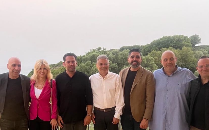 Μυρίζει εκλογές: Κλιμάκιο της ΝΔ στο οινοποιό Σαρρή στην Άβυθο και το κομπλιμάν της Έλενας Ράπτη για το κεφαλονίτικο κρασί [εικόνες]