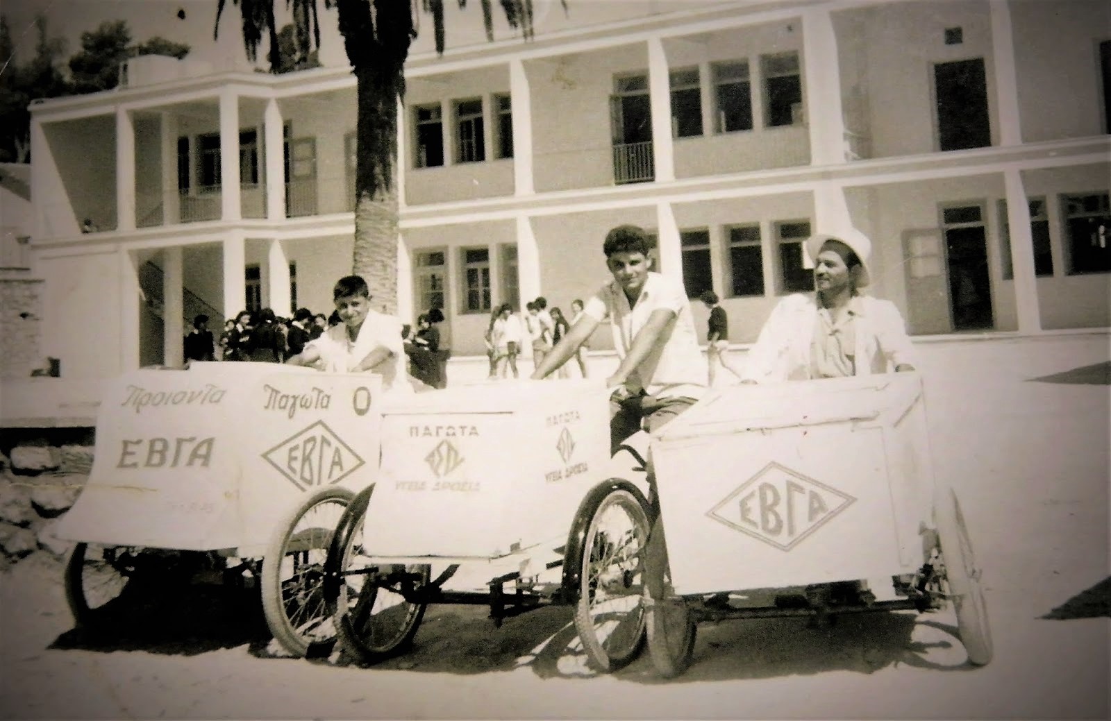 Παγωτατζήδες τη δεκαετία του ’60 στο Αργοστόλι  72 χρόνια πριν [εικόνα]