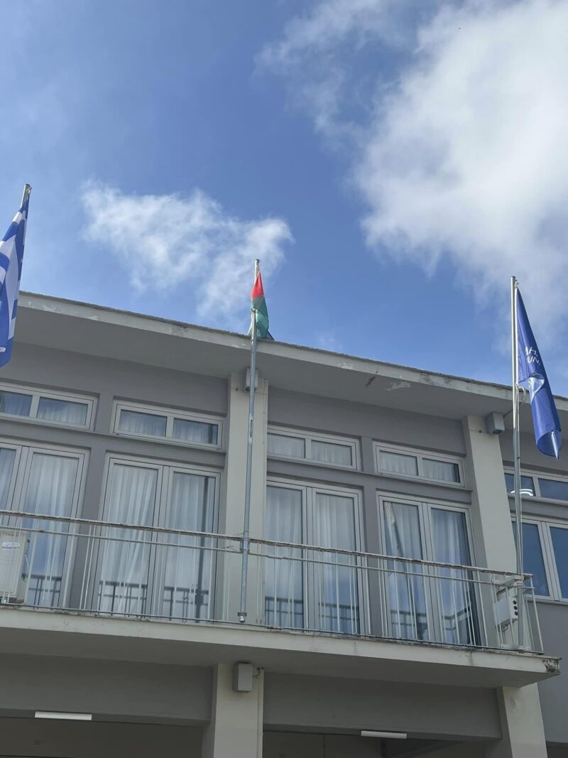 Πρωτότυπο: Πάσχα στο Αργοστόλι με τη σημαία της Παλαιστίνης κρεμασμένη στο δημαρχείο [εικόνες]
