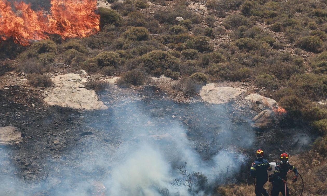Φωτιά στην Κερατέα: Με 17 εναέρια μέσα η μάχη της κατάσβεσης