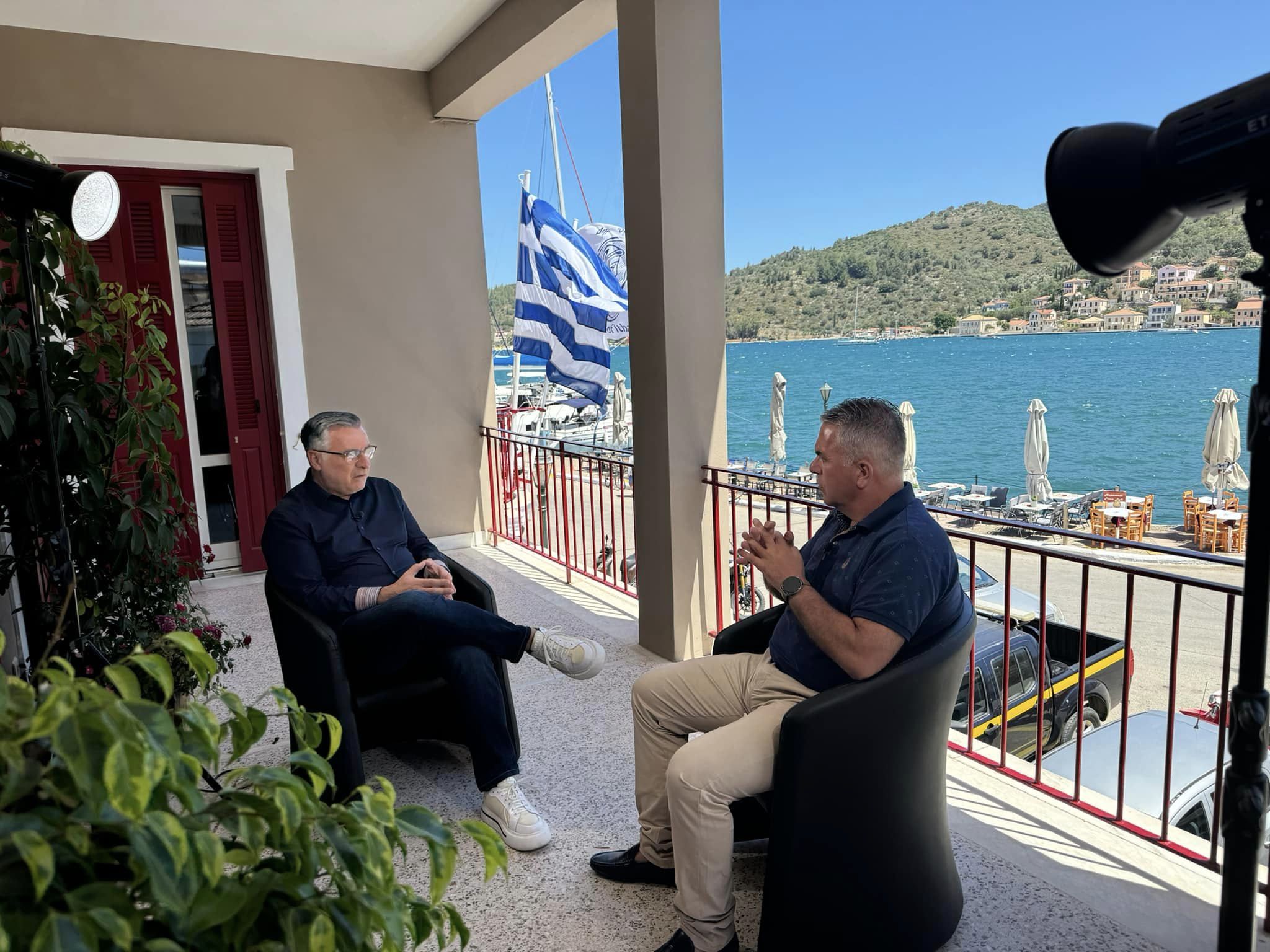 Συνεργείο της ΕΡΤ με τον δημοσιογράφο Γιώργο Κουβαρά στην Ιθάκη [εικόνες]