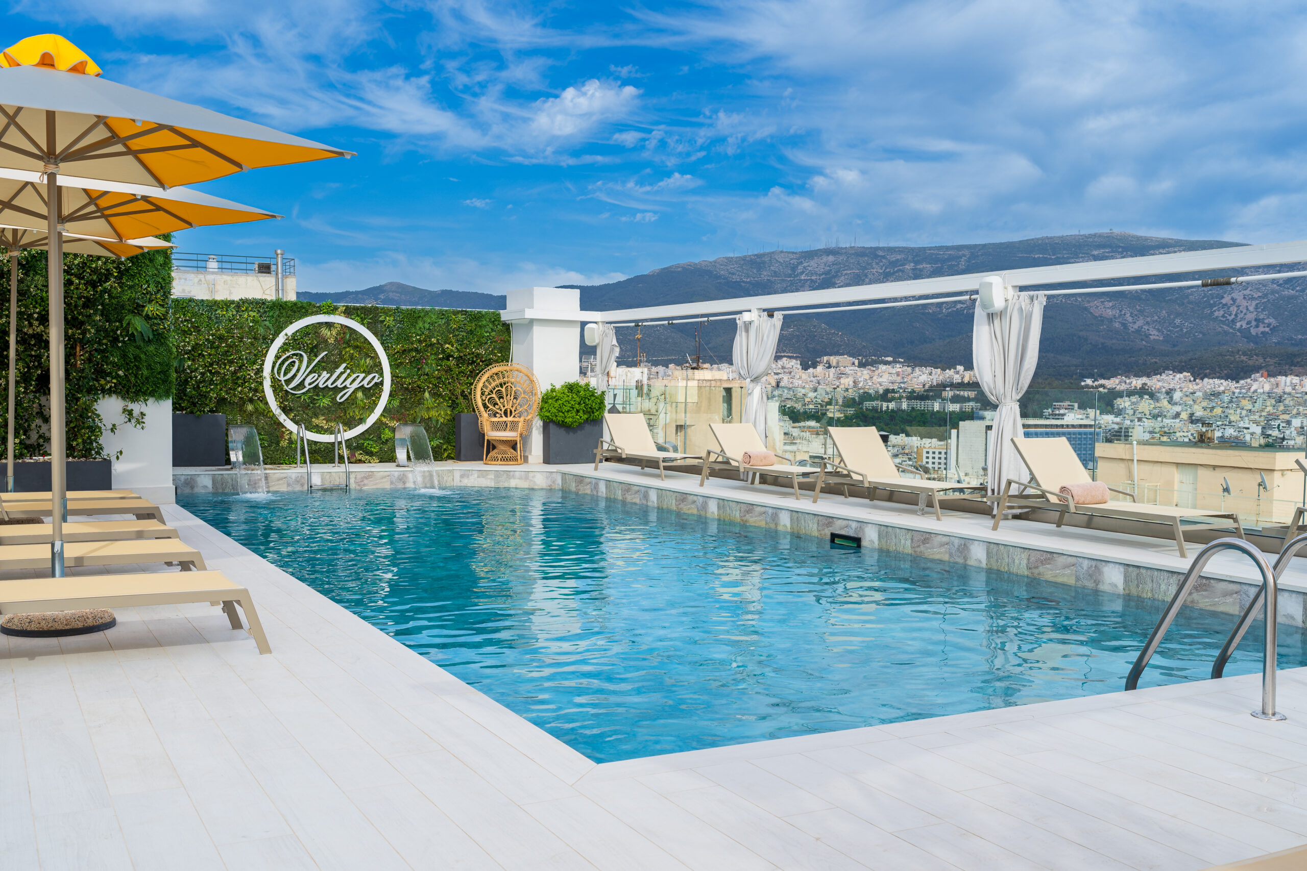 VERTIGO POOL & SUNSET BAR: Η ΝEΑ ΌΑΣΗ ΣΤΟ ST. GEORGE LYCABETTUS