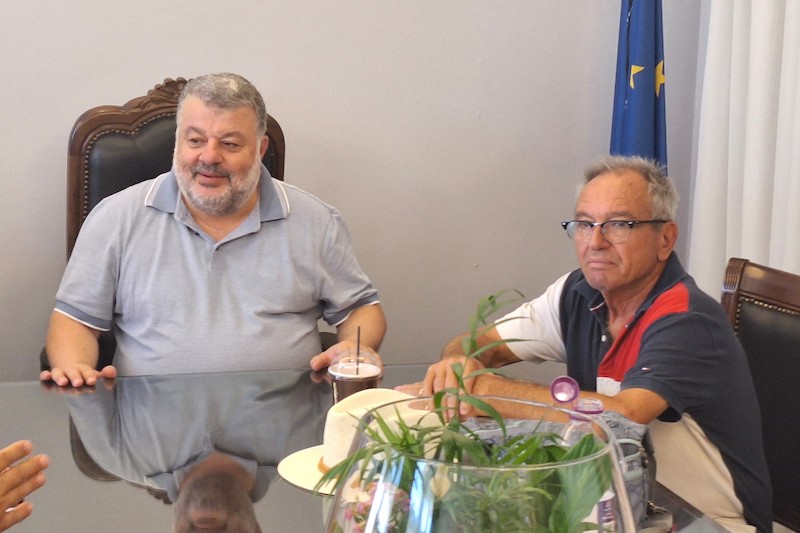 Διαμαρτυρία κατοίκων του Κατελειού στο γραφείο του δημάρχου για τα προβλήματα υδροδότησης της περιοχής [εικόνες]