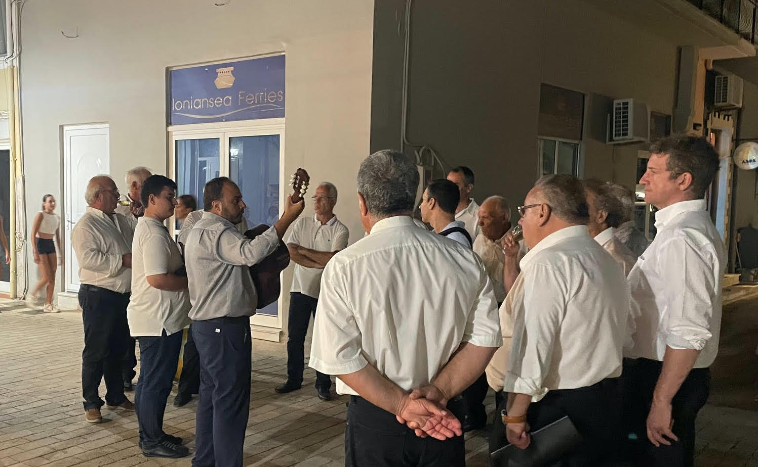 Κανταδόροι απ΄ το Αργοστόλι και το Ληξούρι τραγουδούν μαζί κάτω από το άγαλμα του Λασκαράτου