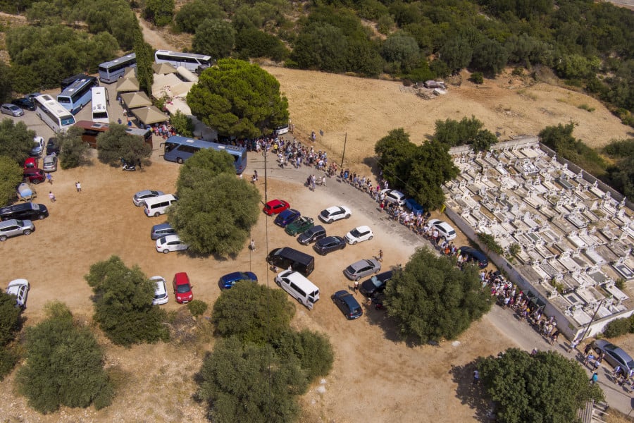 Κεφαλονιά: Τεράστιες ουρές για το σπήλαιο της Μελισσάνης, κάτω από τον ήλιο (Εικόνες) Τη απαντά ο Δήμος Σάμης ;