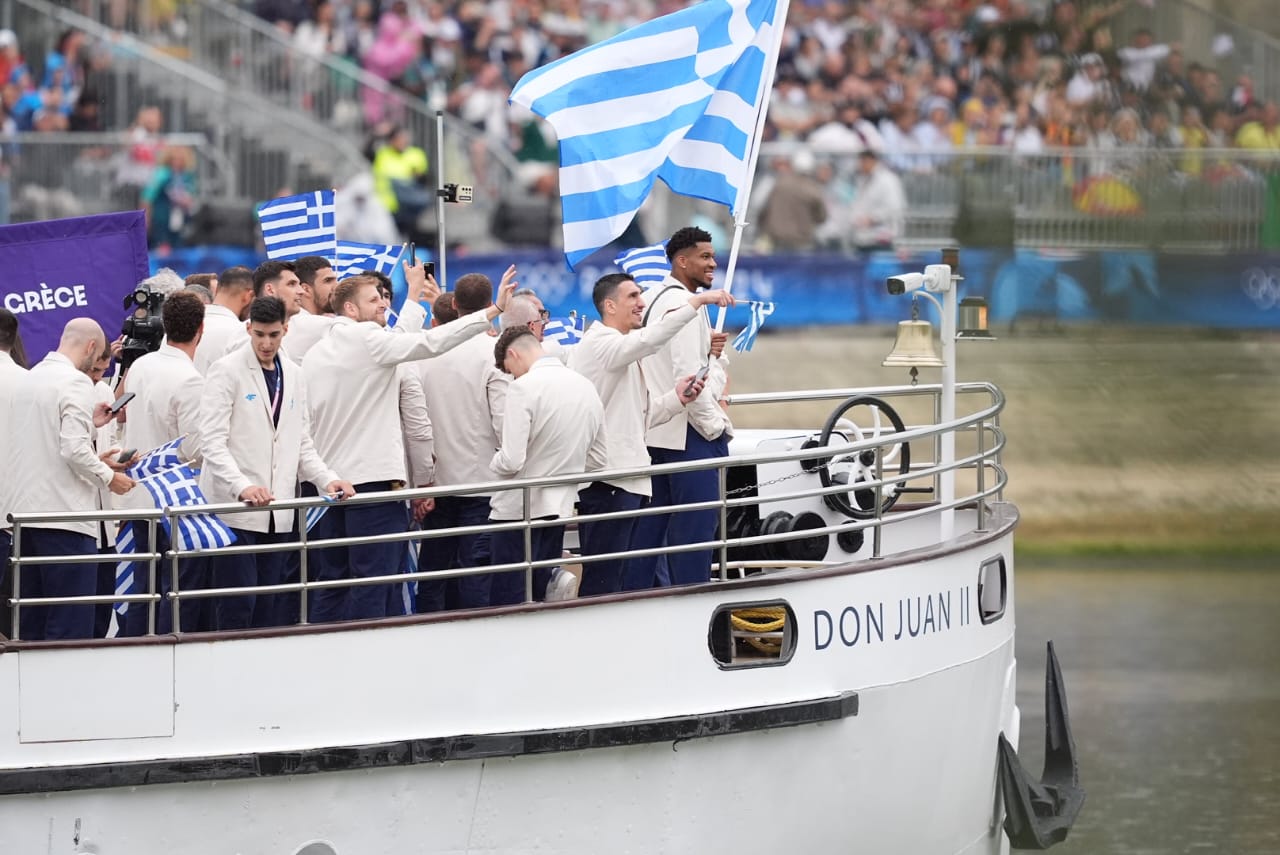 Παρίσι 2024: Ο Γιάννης Αντετοκούνμπο εντόπισε τη μητέρα του μέσα στο πλήθος και… τρελάθηκε! [βίντεο]