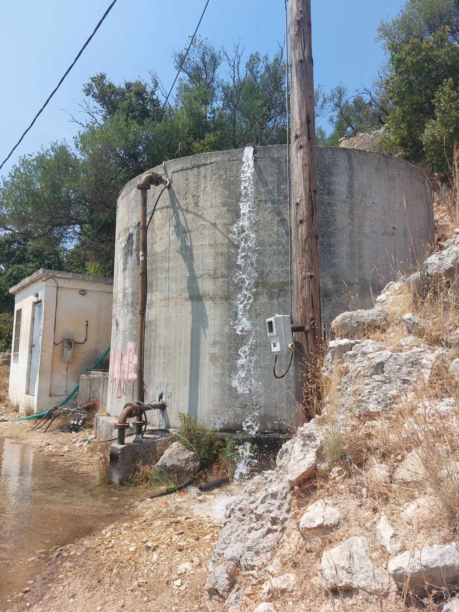 Ζητείται Εισαγγελέας: Στην Γεώτρηση του Αγίου Γερασίμου στην Παλαιά Σκάλα το νερό χύνεται ποτάμι! [εικόνες]