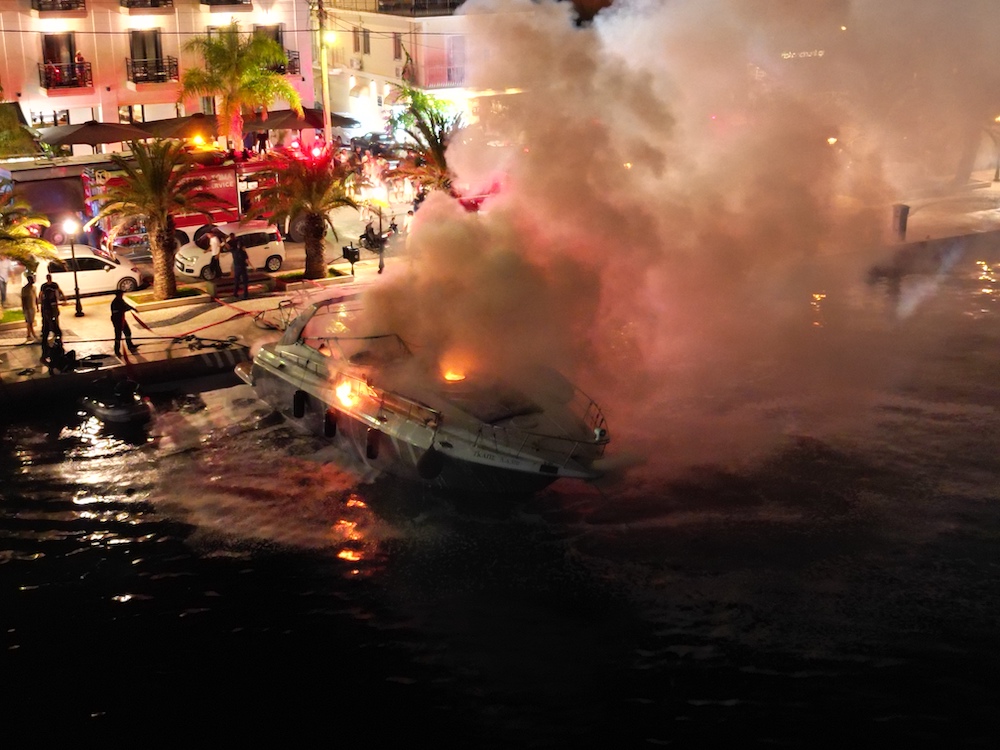 Αναπάντητα ερωτήματα μετά την μεγάλη πυρκαγιά σε σκάφος στο λιμάνι του Αργοστολίου -Βίντεο από Drone