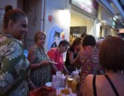 Άνοιξε  το Αρμαρι τση Νιόβης και τους κέρασε όλους.