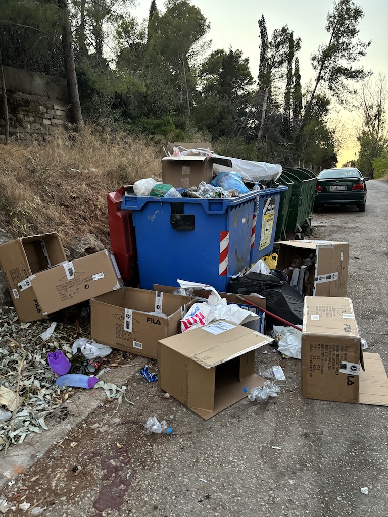 Αργοστόλι: Σκουπιδότοπος ο δρόμος προς το Μνημείο των Ιταλών