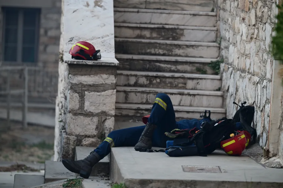 Φωτιά στην Αττική: Συγκλονίζει φωτογραφία πυροσβέστη μετά την ολονύχτια μάχη με τις φλόγες