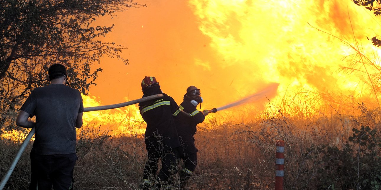 Καίγεται η Αττική: Στις φλόγες σπίτια σε Πεντέλη και Βριλήσσια – Εκκενώνεται το Αμαλία Φλέμινγκ