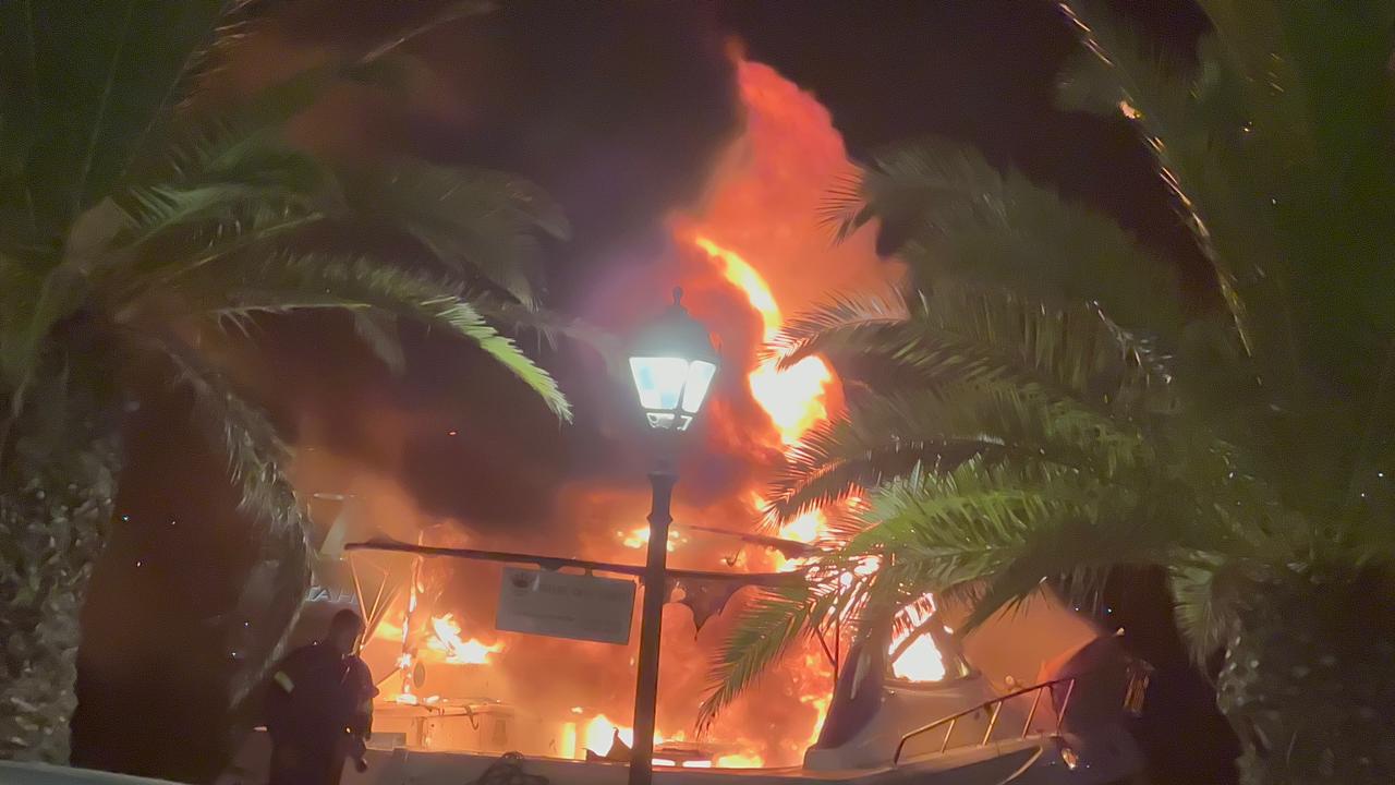 Κόλαση στο λιμάνι του Αργοστολίου -Σκάφος τυλίχτηκε στις φλόγες [εικόνες +βίντεο]